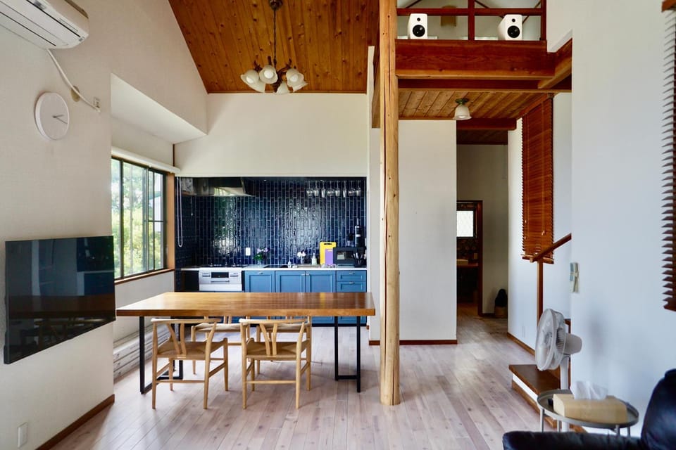 TV and multimedia, Kitchen or kitchenette, Living room, Dining area, air conditioner