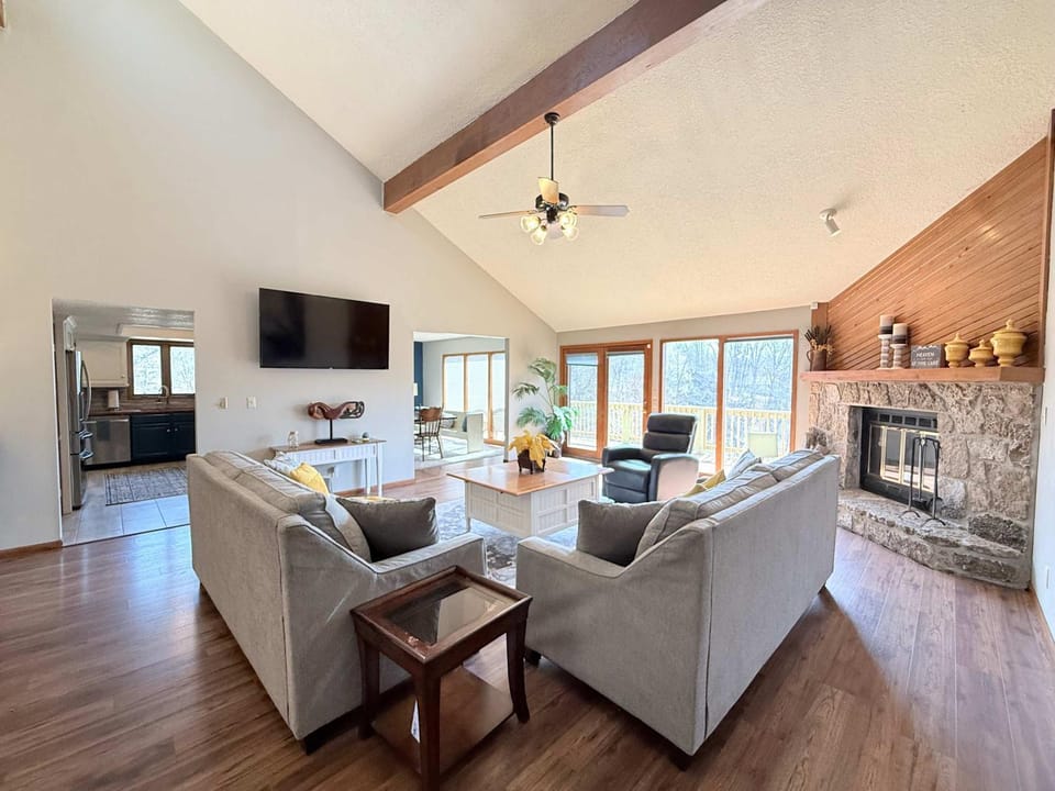 Cozy Cove Escape Lakefront House in Lake of the Ozarks
