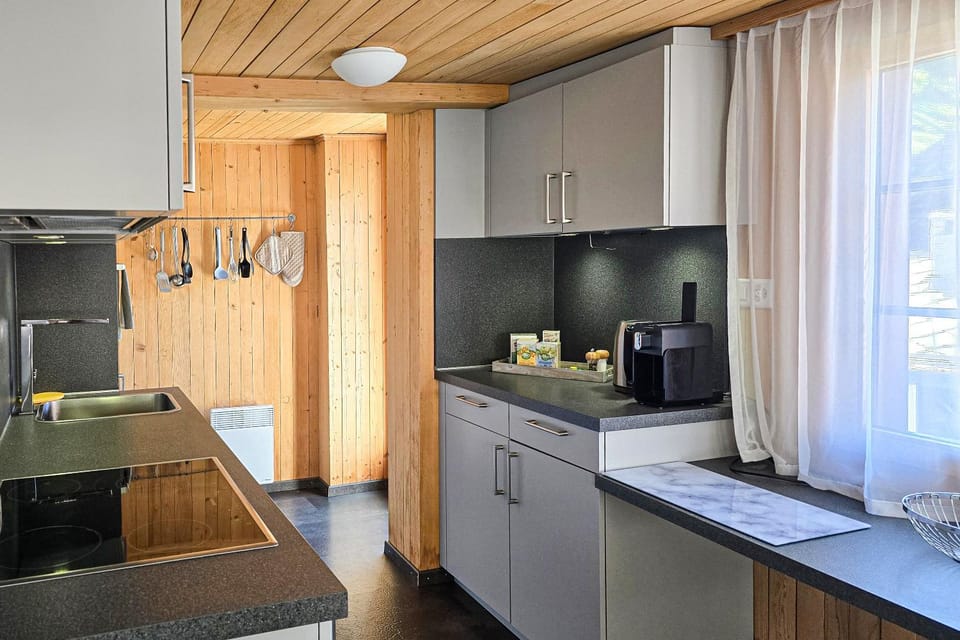 Coffee/tea facilities, Kitchen or kitchenette, dishwasher, oven, stove