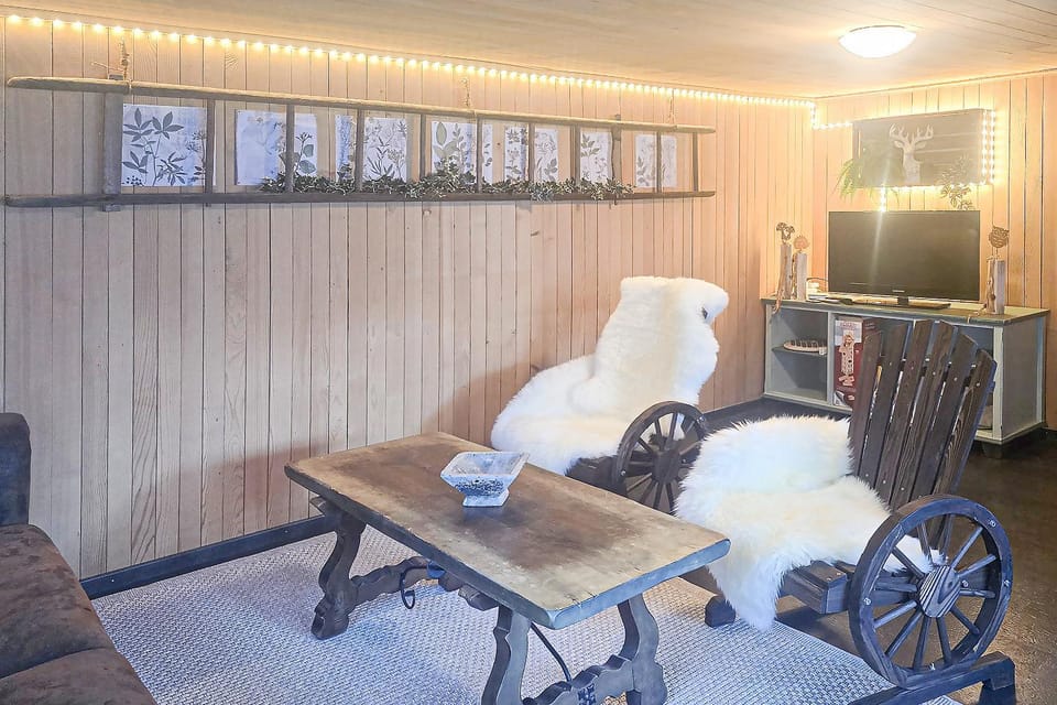 TV and multimedia, Living room, Seating area, Evening entertainment
