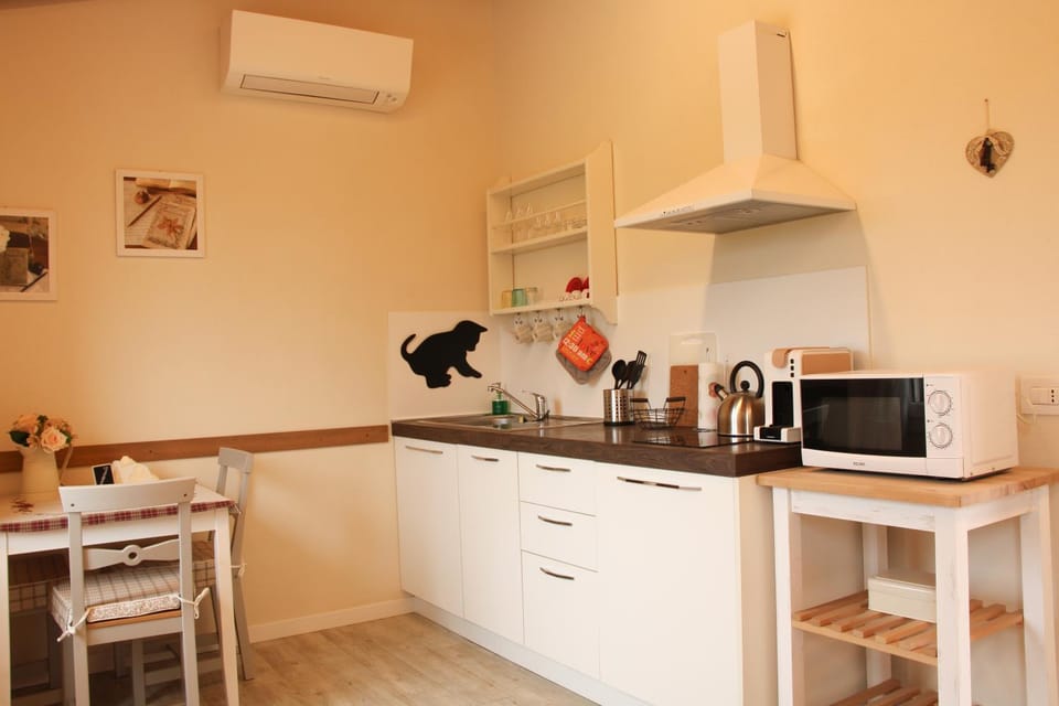 Kitchen or kitchenette, Dining area, Lunch, microwave, kitchen, air conditioner