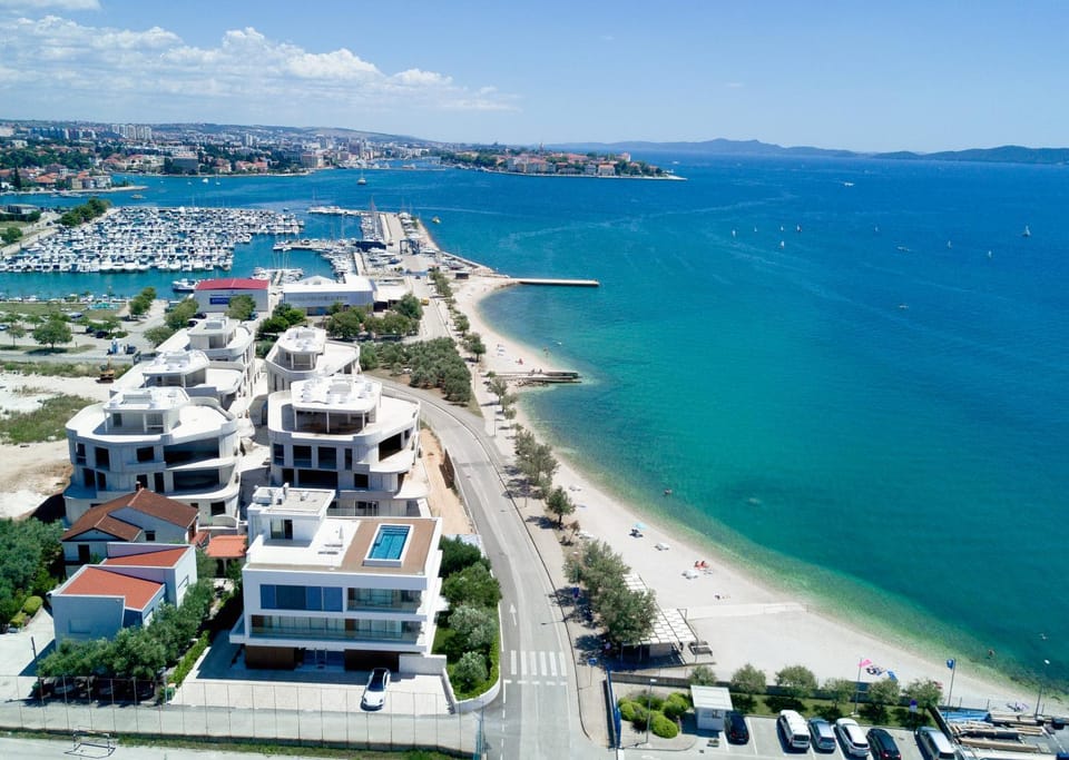 Property building, Beach, Location