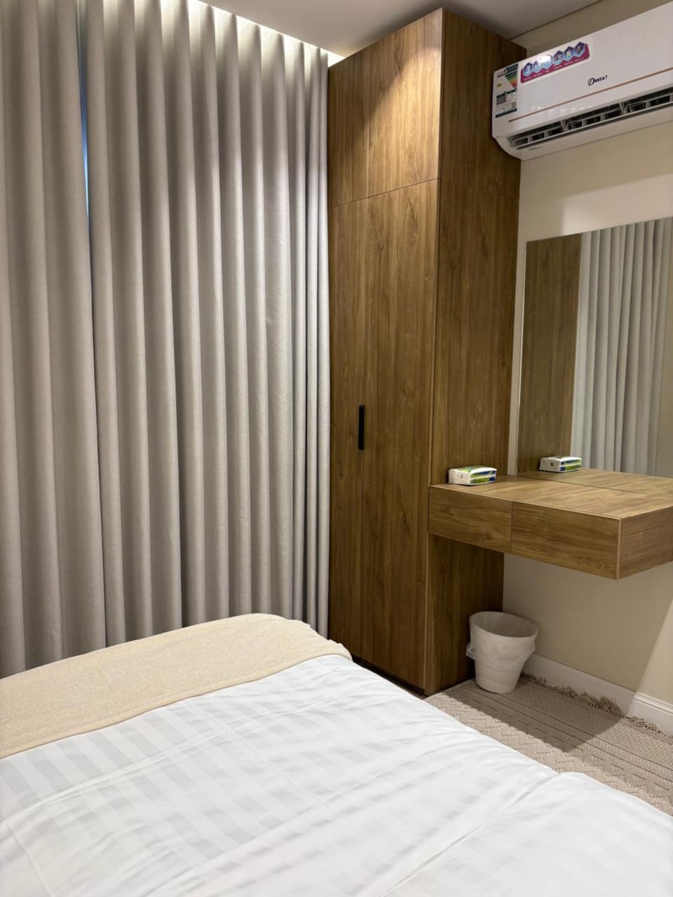 Photo of the whole room, Bedroom