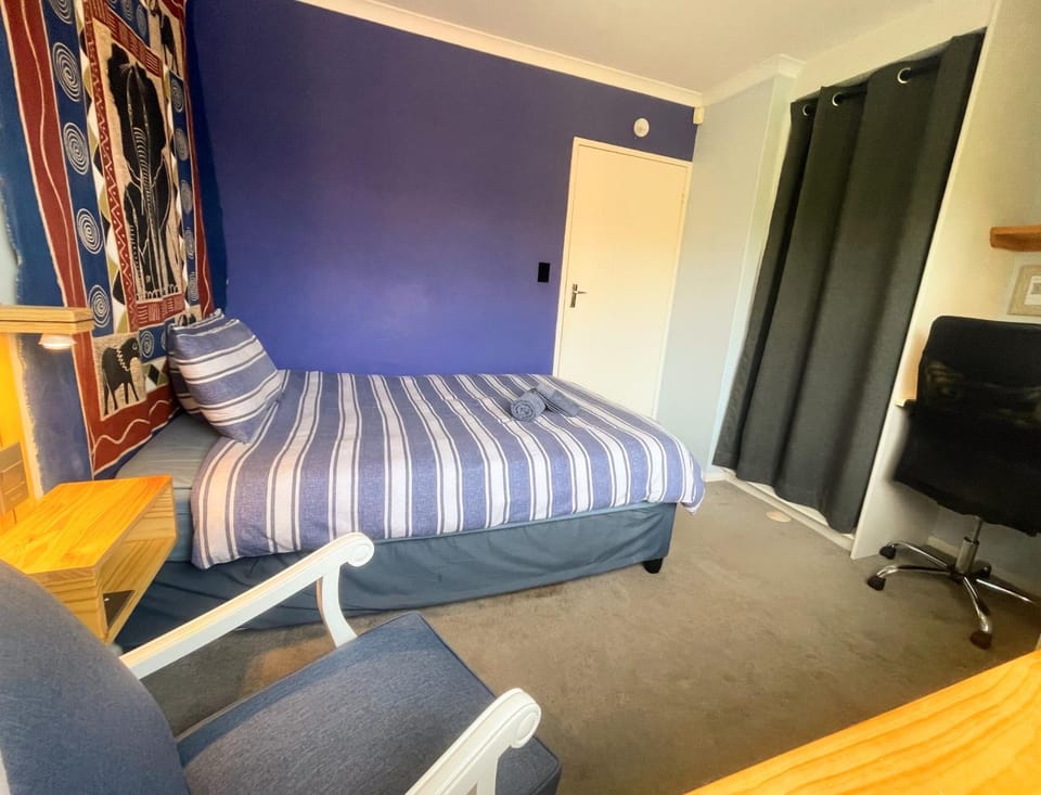 Bed, Photo of the whole room, Seating area, Bedroom, wardrobe