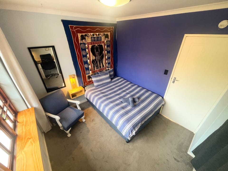 Bed, Photo of the whole room, Seating area, Bedroom