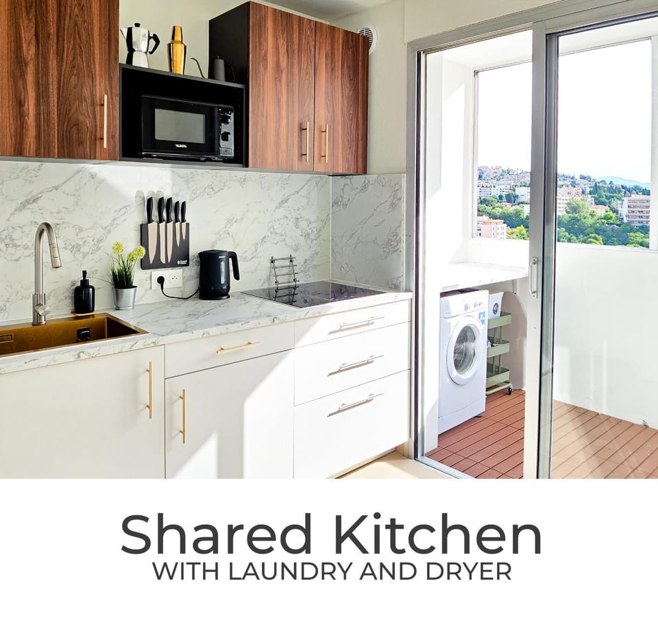 Coffee/tea facilities, microwave, stove, toaster, kitchen, Internal: Not applicable to any particular room