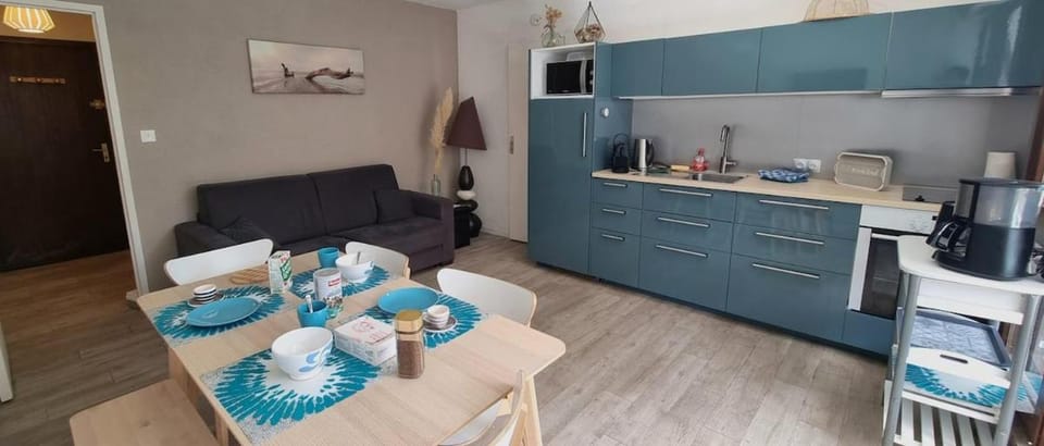 Kitchen or kitchenette, Seating area