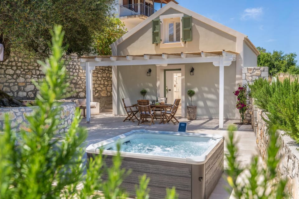 Property building, Hot Tub, Balcony/Terrace, Inner courtyard view