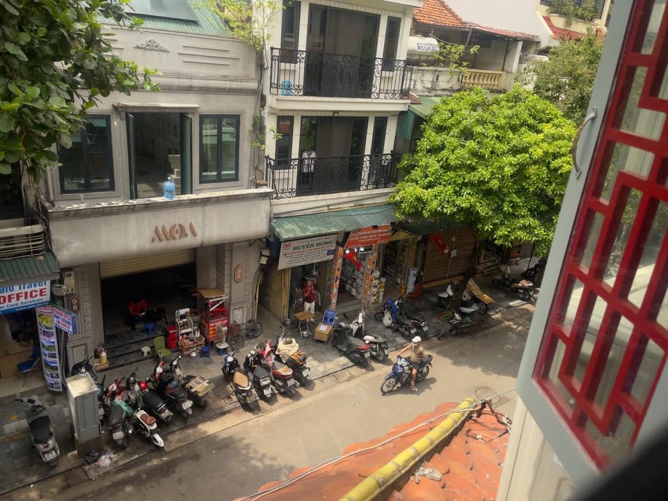 Happy Home 2 Beds Ancient street View Balcony Apartment in Hanoi