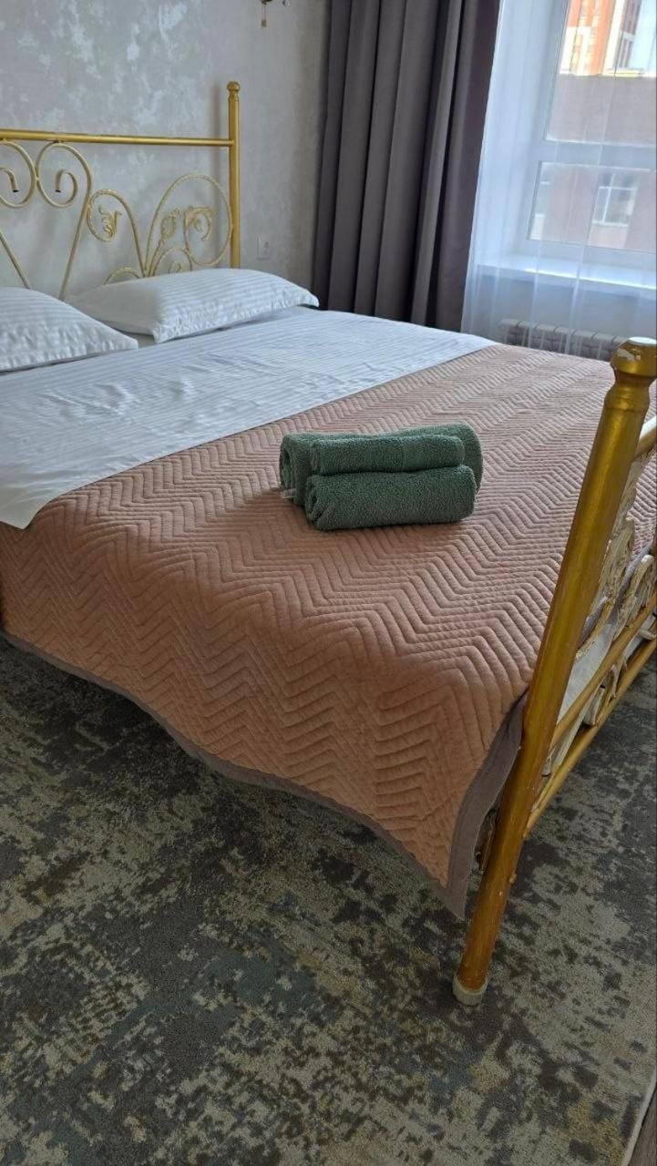 Bed, Bedroom, towels