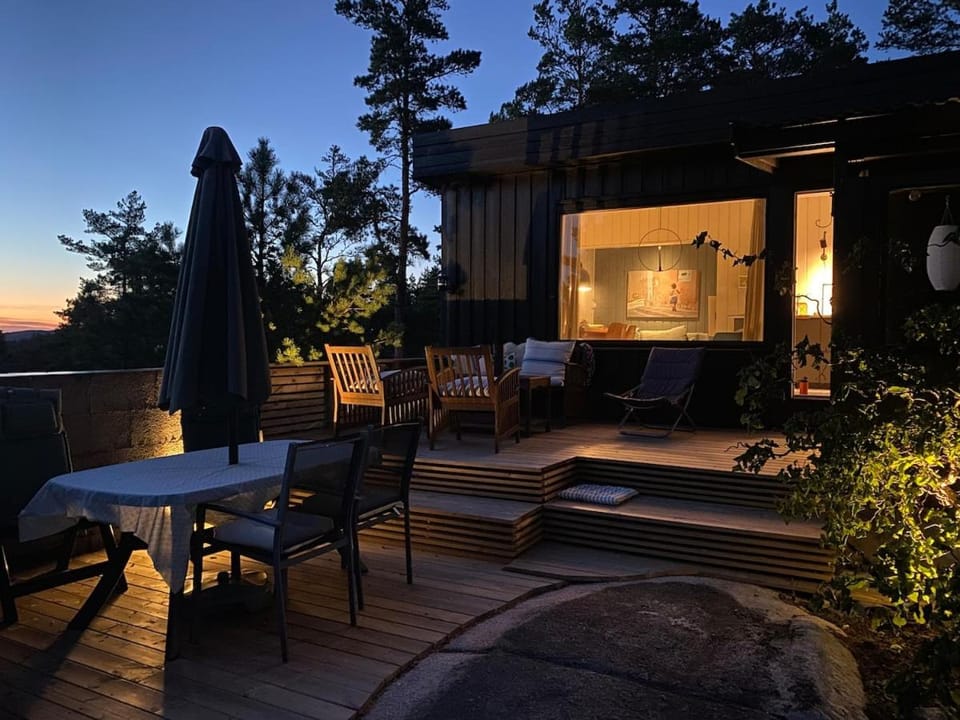 Sea view and sun, quiet cabin in beautiful nature Cabin in Västra Götaland County