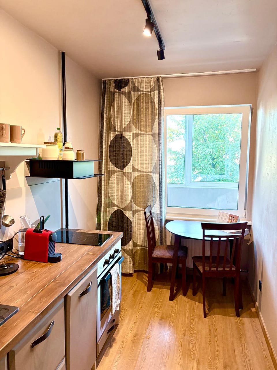 Kitchen or kitchenette, Dining area, stove