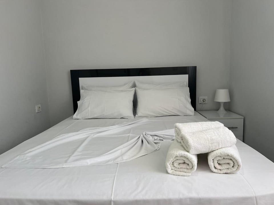 Bed, towels