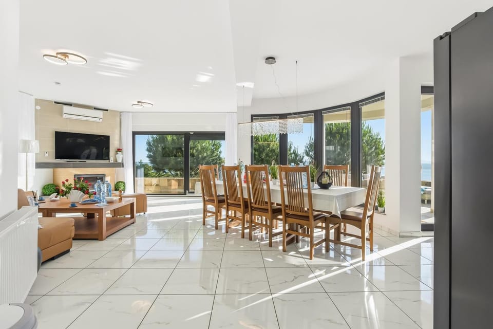 TV and multimedia, Living room, Seating area, Dining area