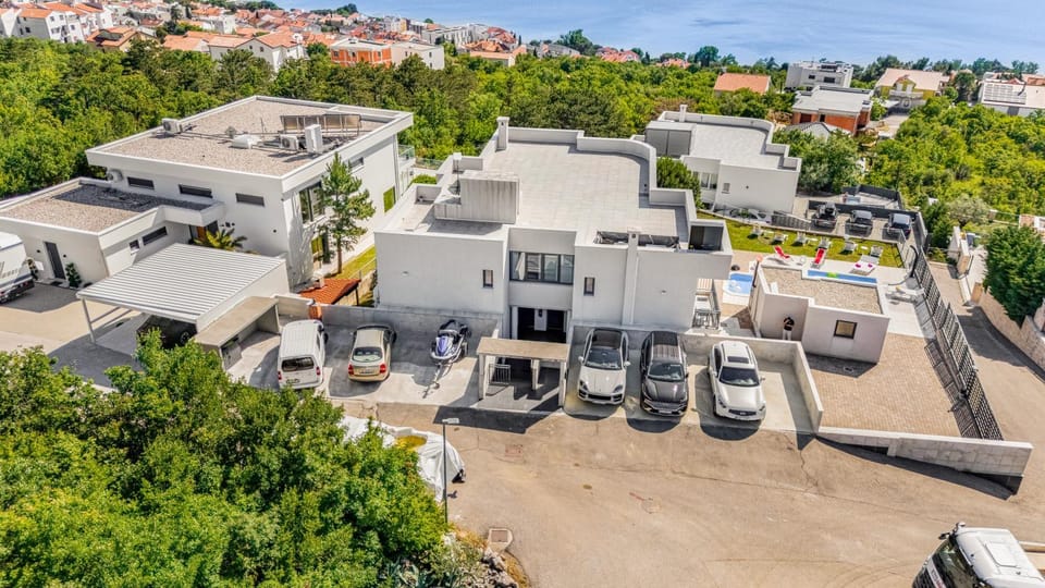 Property building, Day, Neighbourhood, Natural landscape, Bird's eye view, Sea view, Street view, Location, Parking