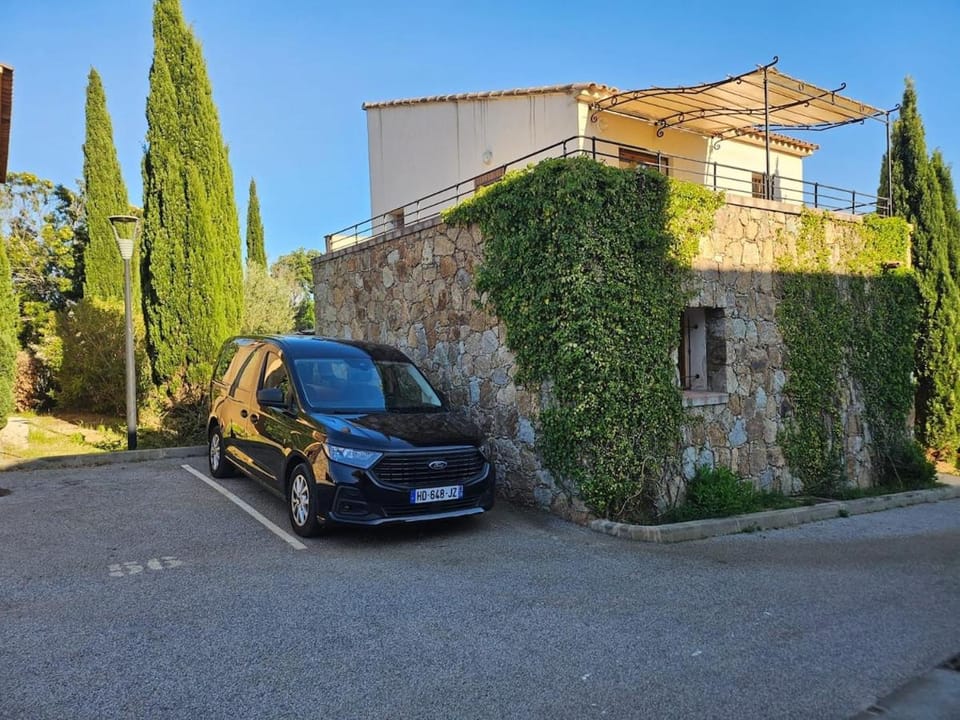 Elegant 2-bedroom apartment with pool and beach access on foot Apartment in Belgodère