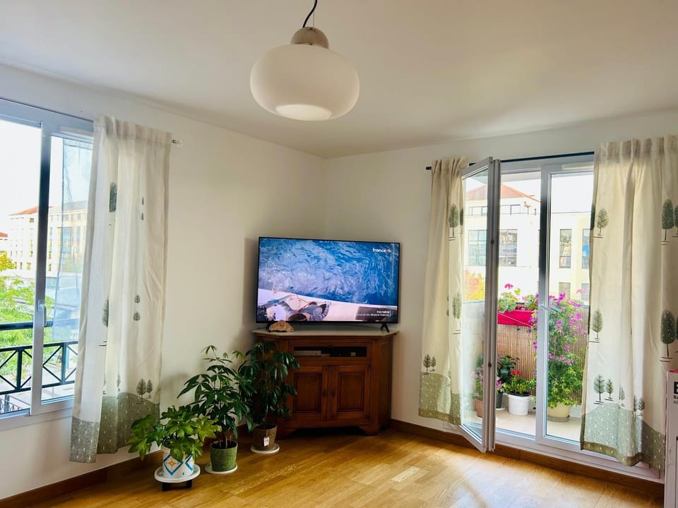 Appartement lumineux avec balcon Près de Disneyland Paris & RER A Apartment in Bussy-Saint-Georges