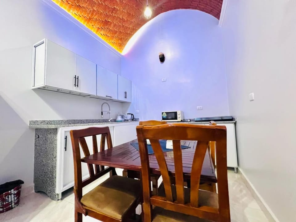 Kitchen or kitchenette, Dining area, oven, pet friendly