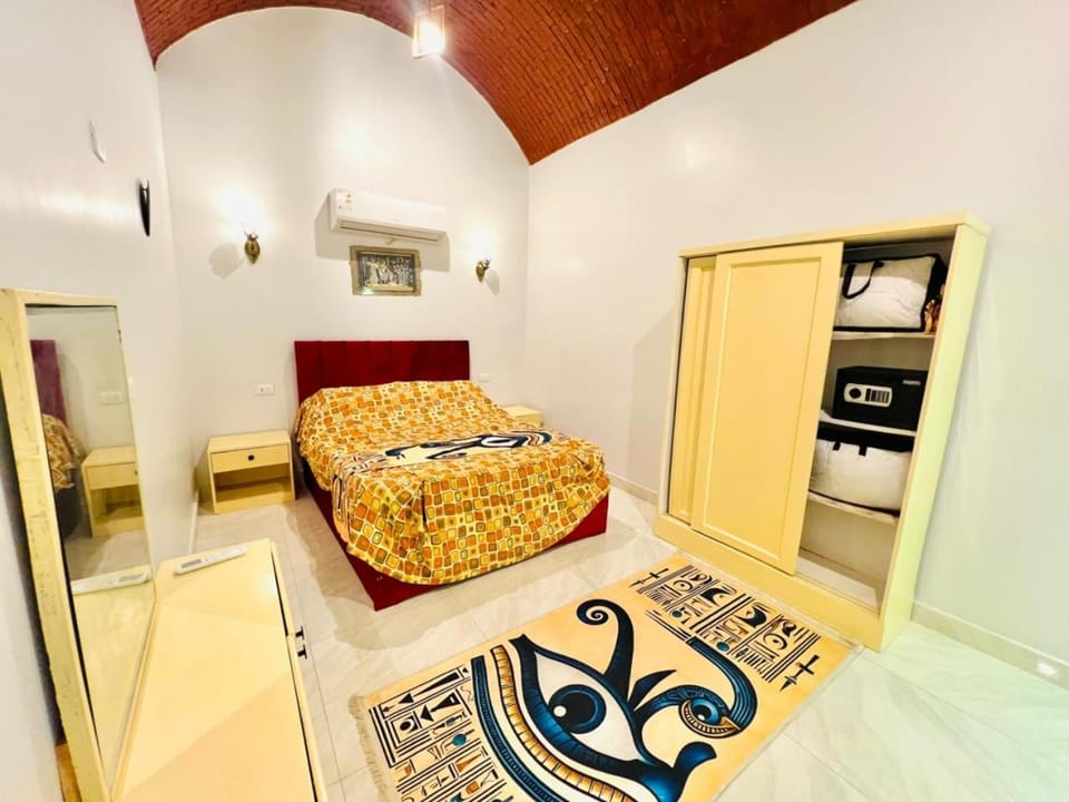 Bed, Living room, Photo of the whole room, Bedroom, wardrobe