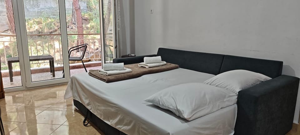 Bed, Living room, Seating area, towels