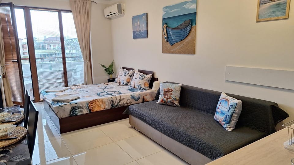 Bed, Photo of the whole room, Bedroom, Sea view, Street view, air conditioner