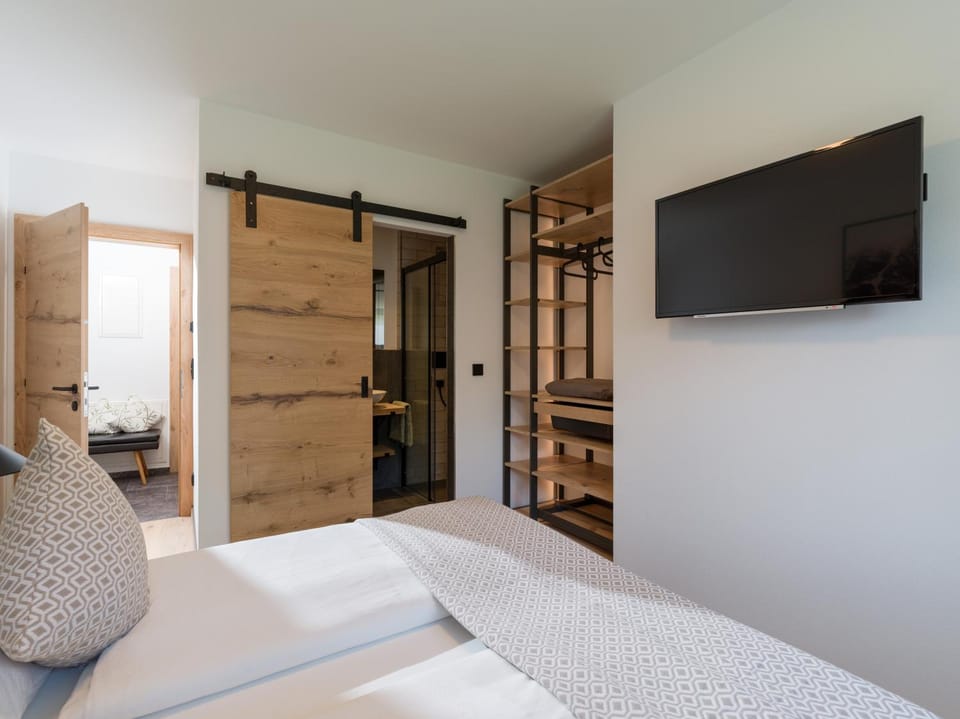 Bed, TV and multimedia, Bedroom, wardrobe