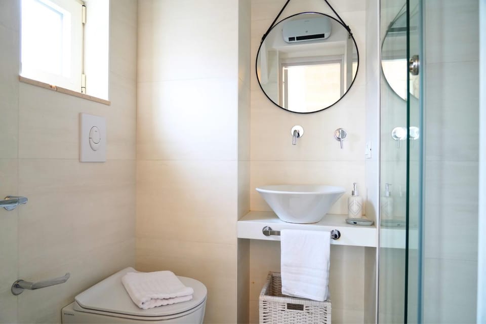 Shower, Toilet, Bathroom, towels