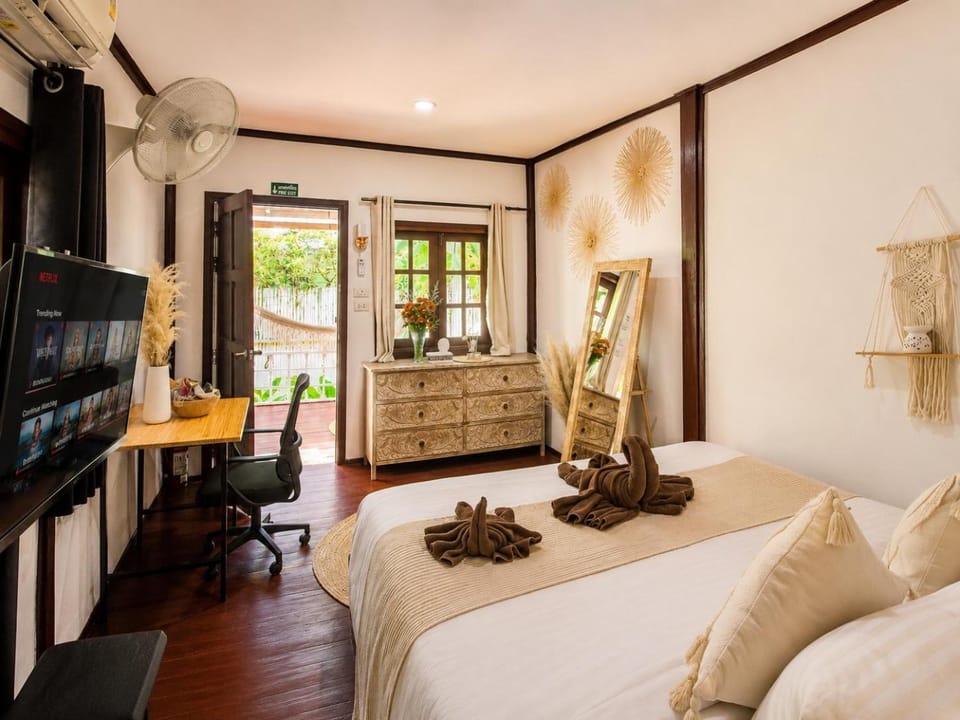Communal lounge/ TV room, Bed, TV and multimedia, Living room, Photo of the whole room, Seating area, Bedroom