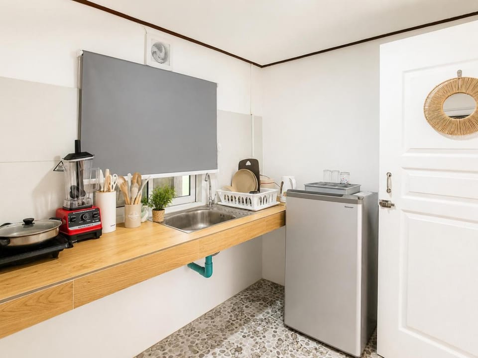 Coffee/tea facilities, Kitchen or kitchenette, stove