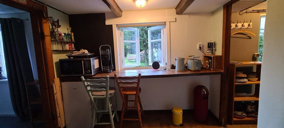 Coffee/tea facilities, Kitchen or kitchenette, Dining area, oven, stove