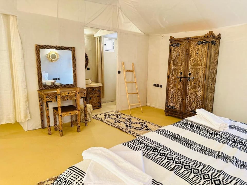 Property building, Bed, TV and multimedia, Kitchen or kitchenette, Photo of the whole room, Dining area, hair dresser, towels, wardrobe