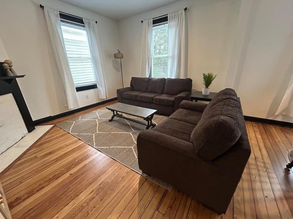 The Uptown Suite - Big Red, 1903 House in Wilmington