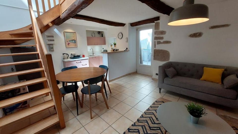 Appartement en centre-ville place du marché Apartment in Pont-l'Abbé