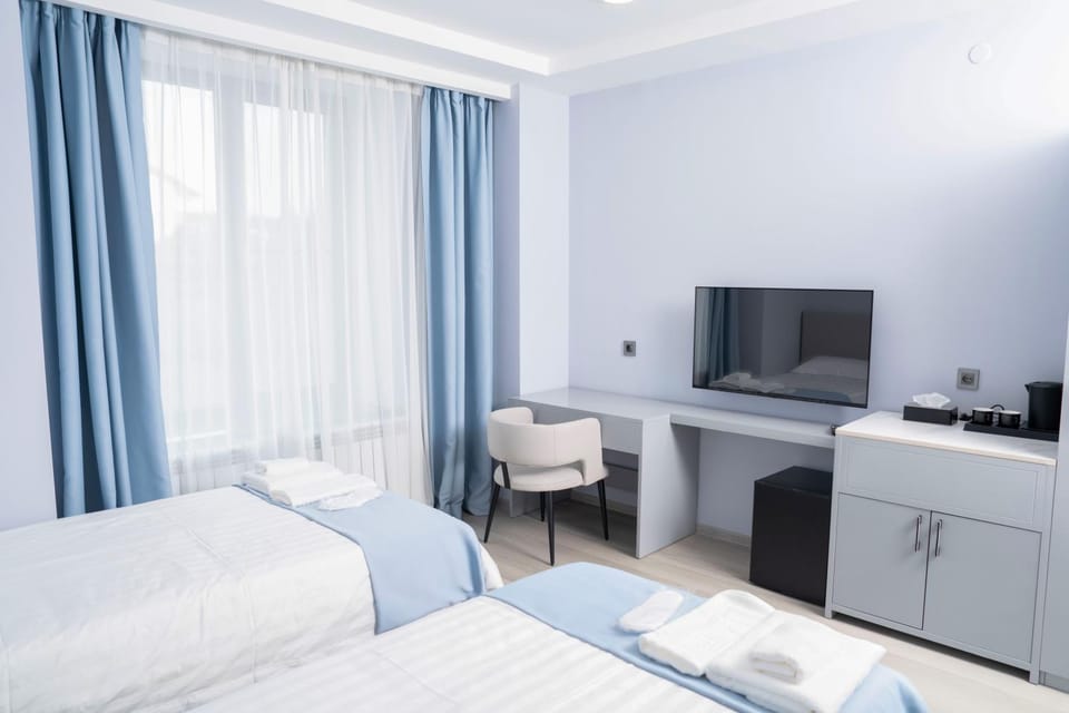 Bed, TV and multimedia, Photo of the whole room, Bedroom
