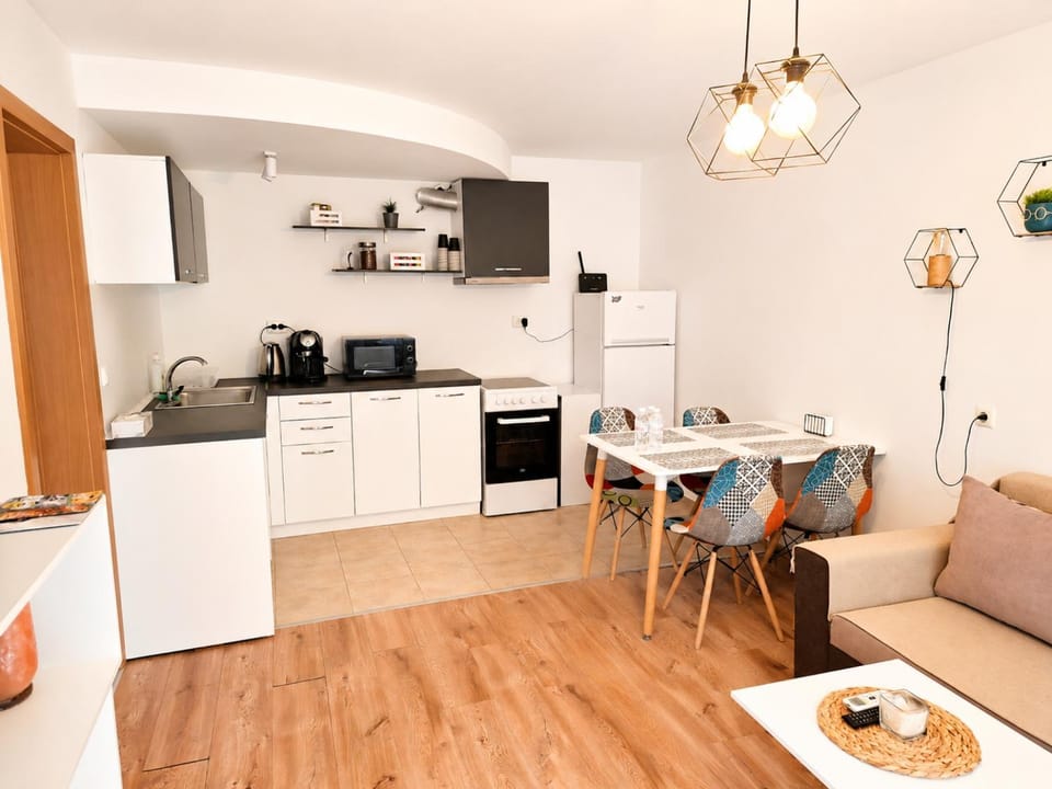 Coffee/tea facilities, Kitchen or kitchenette, Dining area, oven, stove, toaster, washing machine