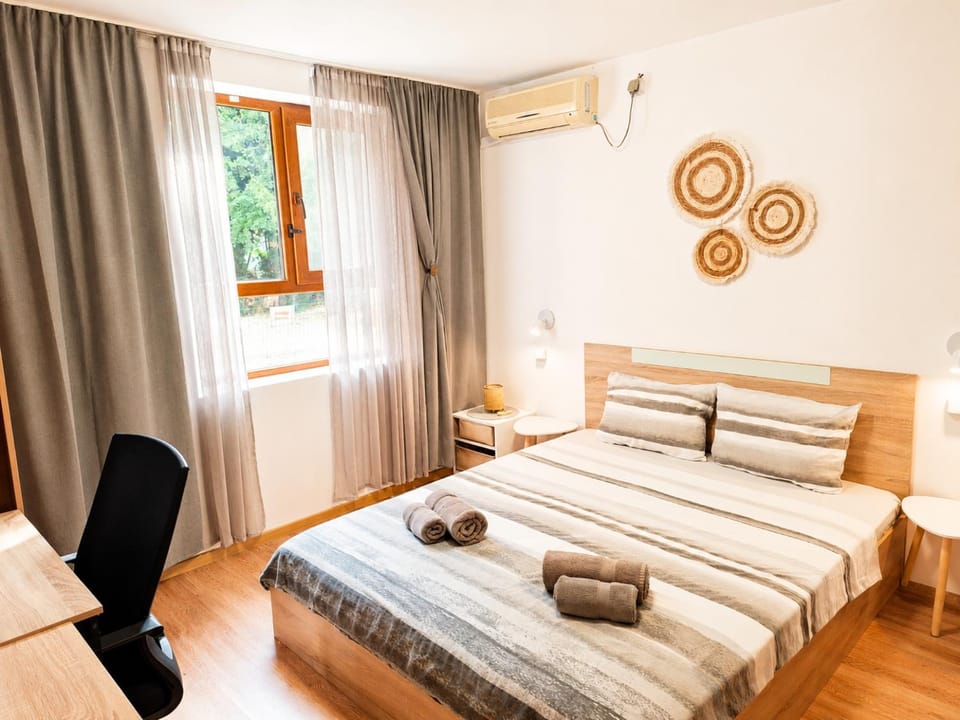 Bed, Bedroom, internet, towels, air conditioner