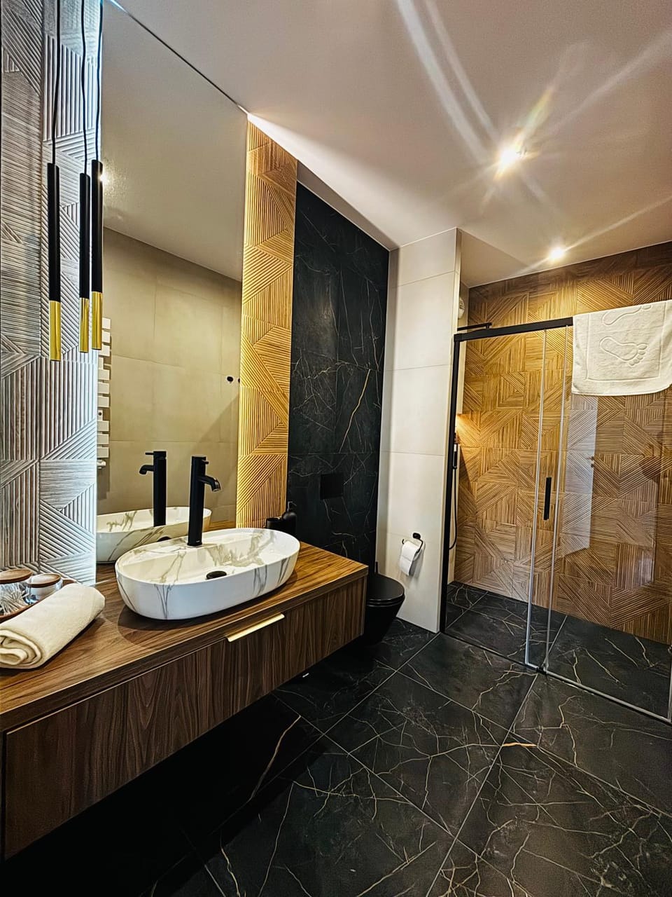 Shower, Toilet, Bathroom, towels