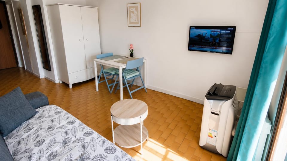 Apt 2 pers, clim, wifi, parking, lave linge, prox plages Apartment in La Grande-Motte