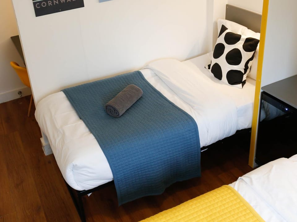 Bed, towels