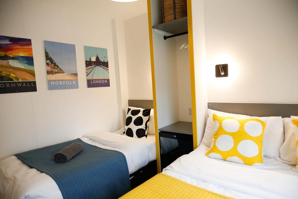 Bed, Bedroom, towels