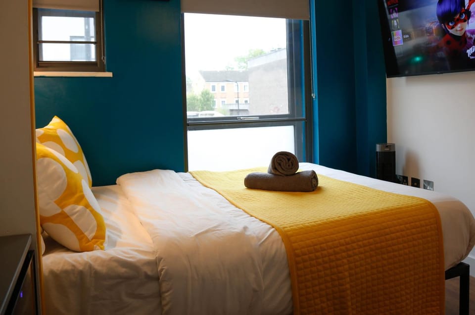 Bed, TV and multimedia, Bedroom, towels