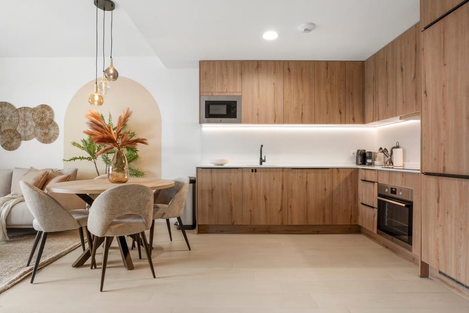 Kitchen or kitchenette, Dining area