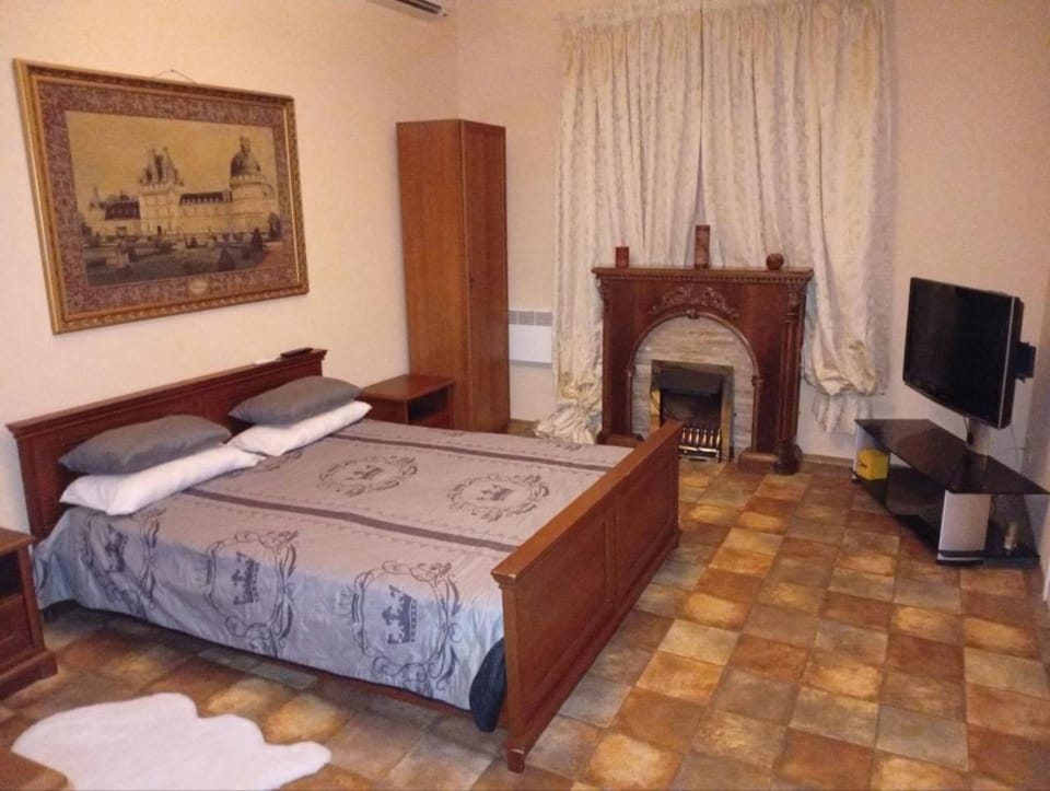 Bed, TV and multimedia, Photo of the whole room, Bedroom