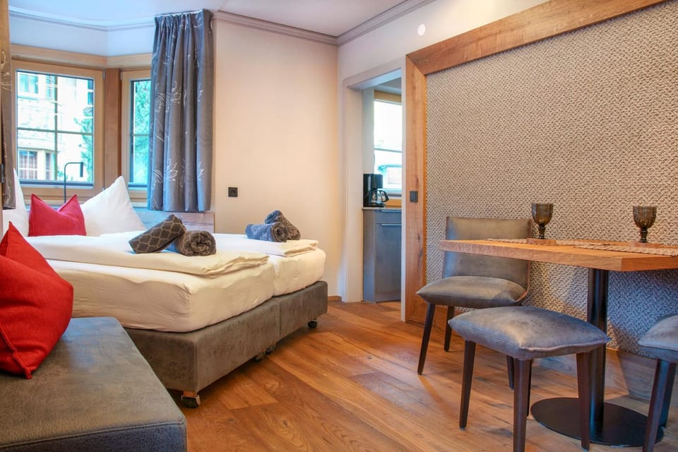 Photo of the whole room, Seating area