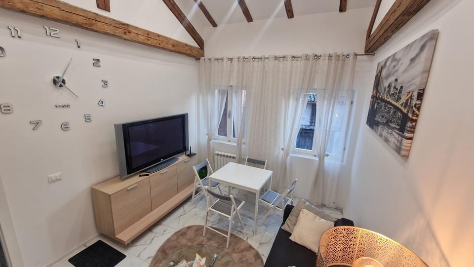 TV and multimedia, Living room, Dining area