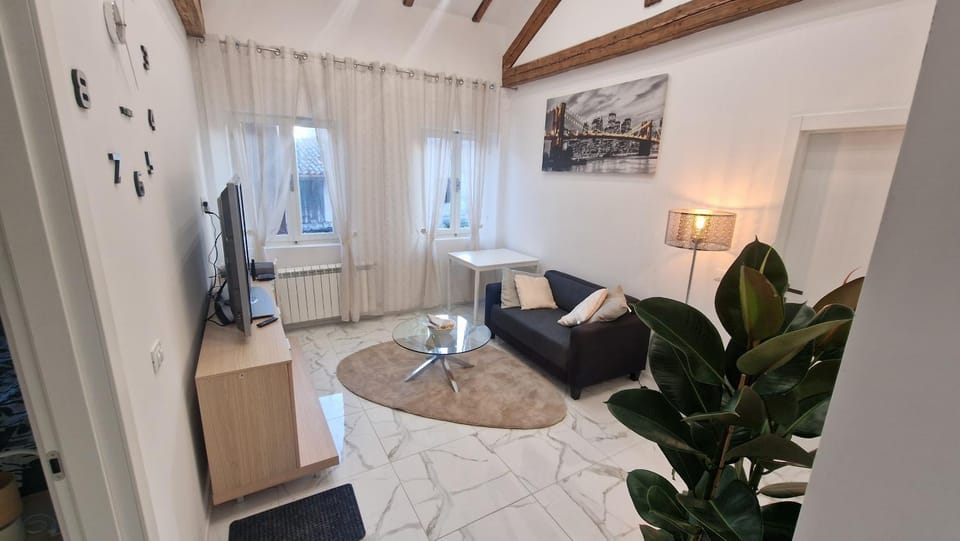 TV and multimedia, Living room, Dining area
