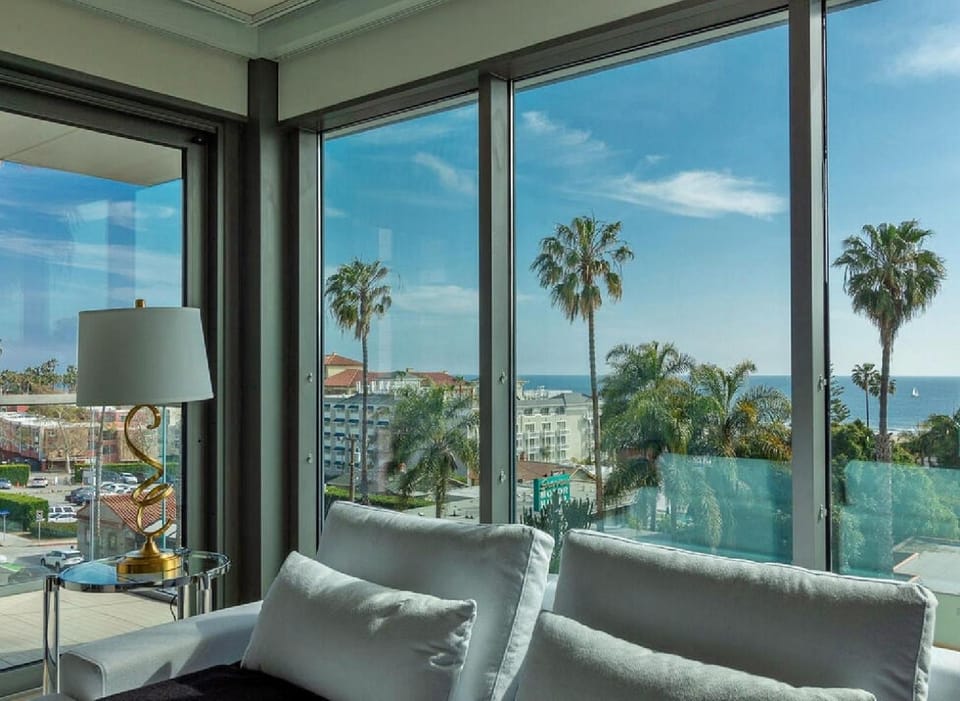 Two Bedroom Oceanfront Retreat with Panoramic View Apartment in Santa Monica