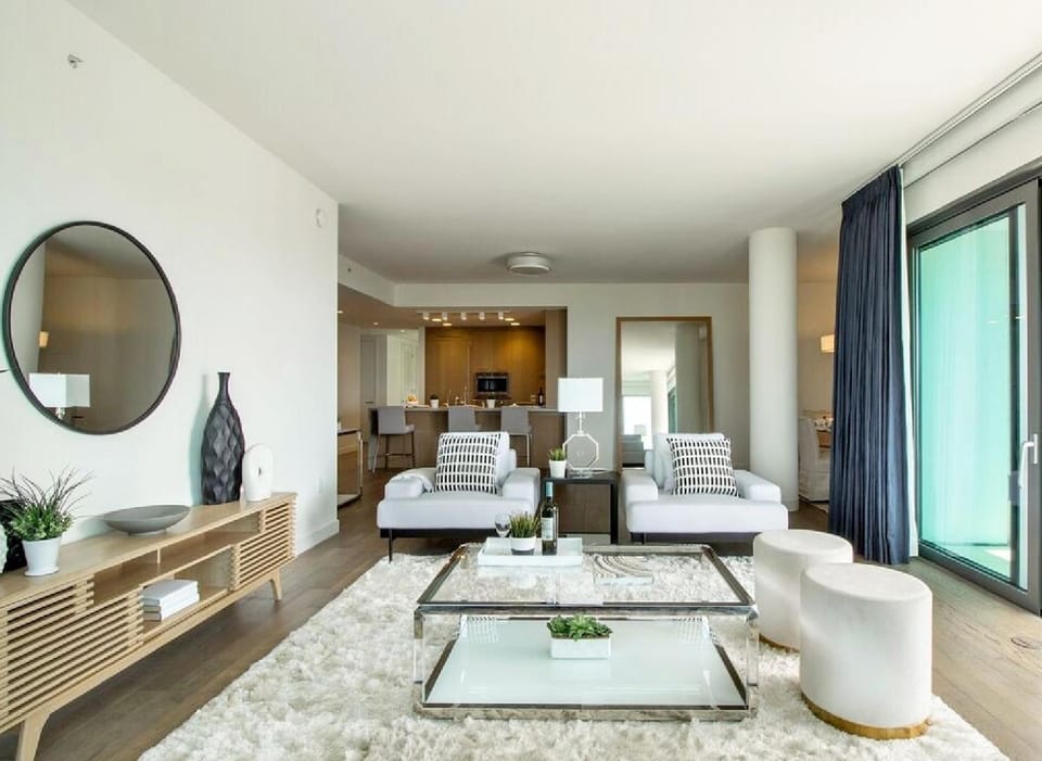 Two Bedroom Oceanfront Retreat with Panoramic View Apartment in Santa Monica
