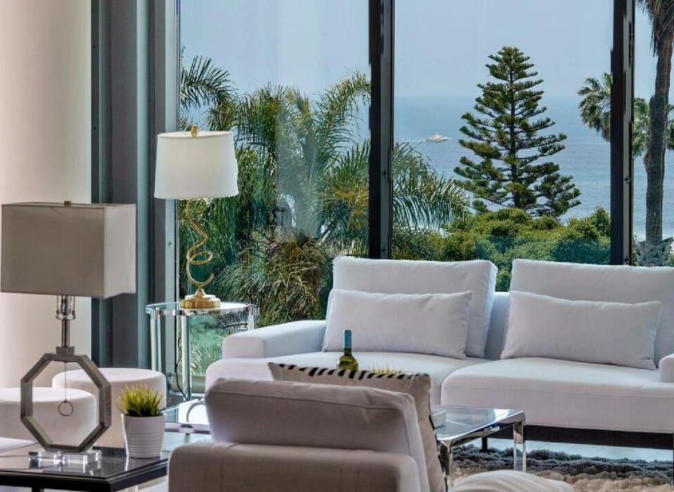 Two Bedroom Oceanfront Retreat with Panoramic View Apartment in Santa Monica