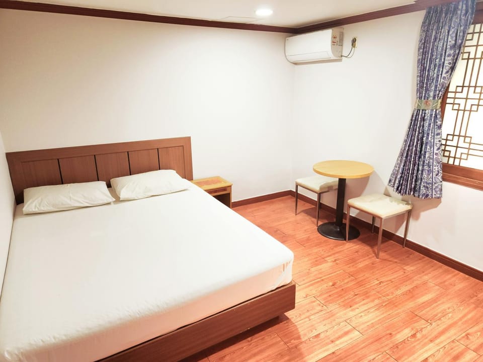 Bed, Bedroom, air conditioner
